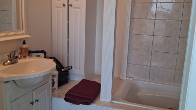 Updated full bath w/ jet tub