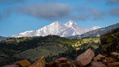 The cliff edge of the property affords fantastic mountain views